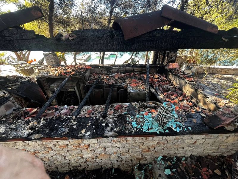 FOTO/VIDEO Požar progutao konobu na području Milne, zastrašujuće je što je ostalo od nje