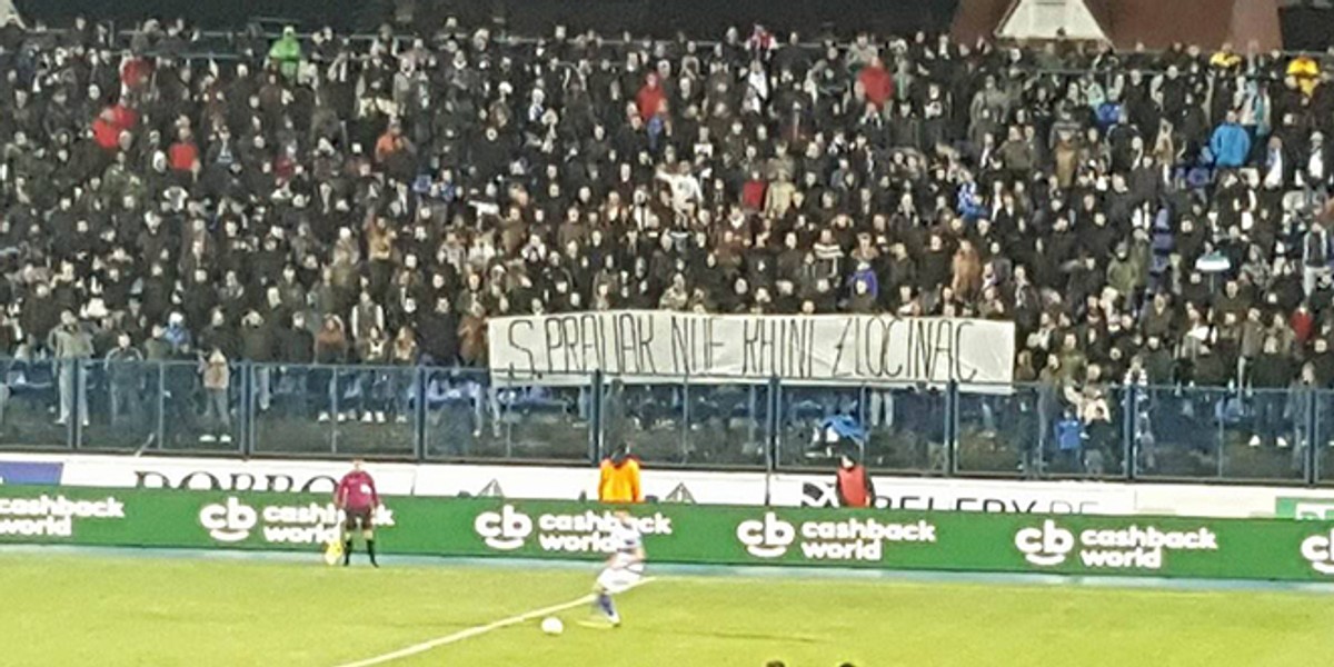 Torcida i Kohorta skupa pjevali 'Moju domovinu' u trenutku kada su podigli transparente u čast Jovića i Praljka