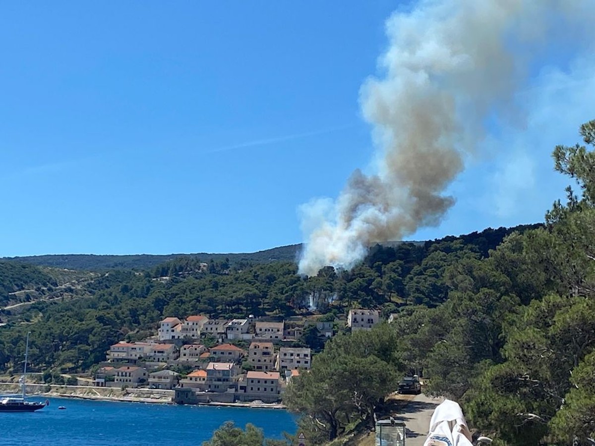 GORI BRAČ Požar iznad Pučišća, vatrogasci su na terenu