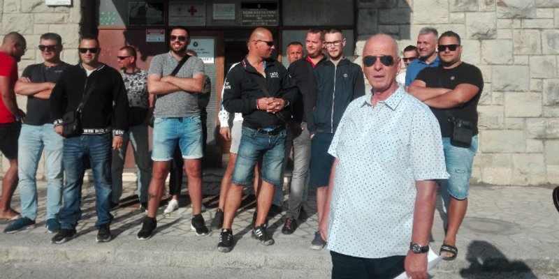 TAKSISTI PRED SUDOM Podržali kolegu koji se dva mjeseca nalazi u istražnom zatvoru, a on poručio: 'Vidi šta država radi, nevini ljudi su zatvoreni'