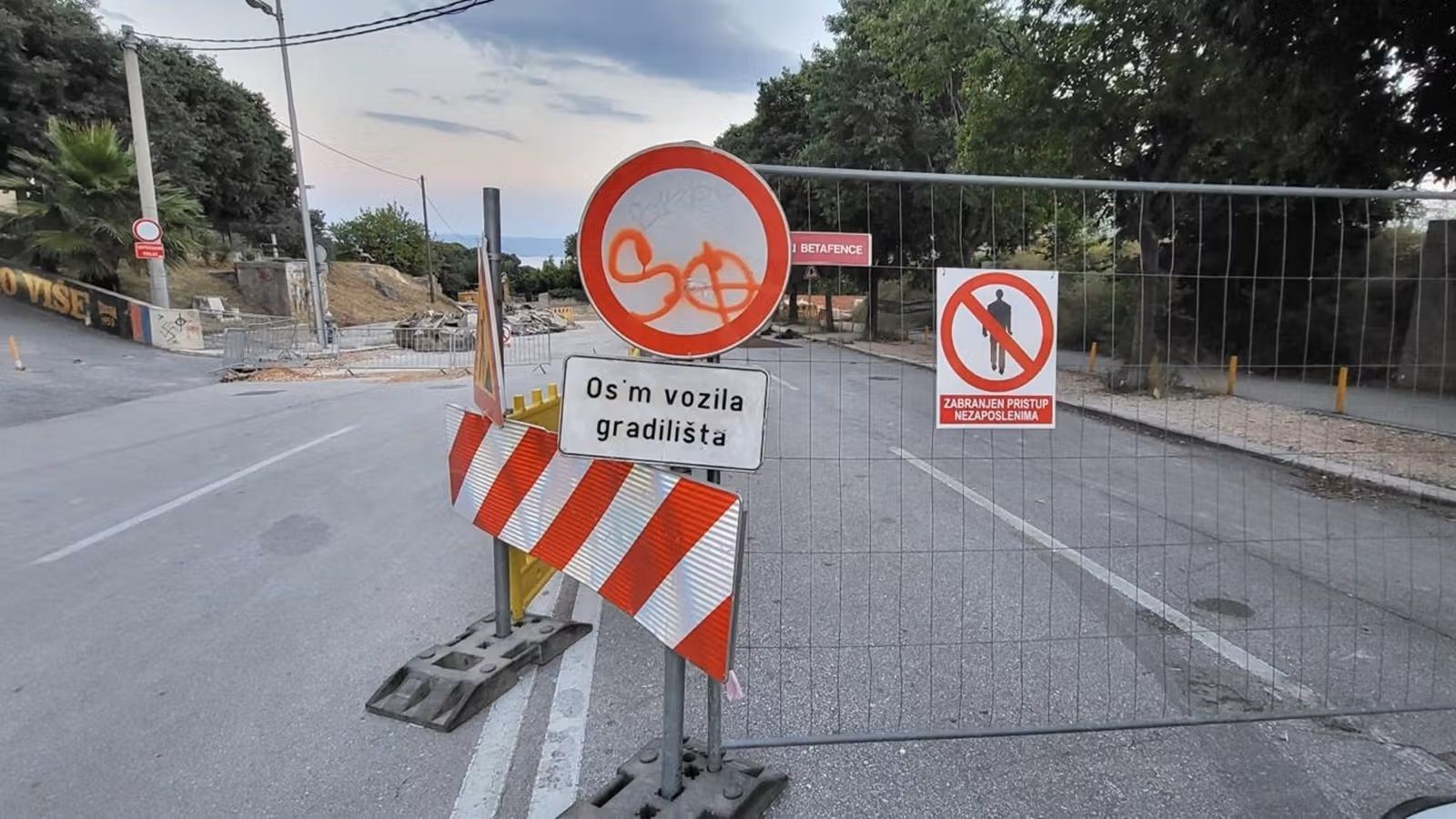 AGLOMERACIJA Privremena regulacija prometa na križaju ulica Trstenik, Bušićeve i Zajčeve