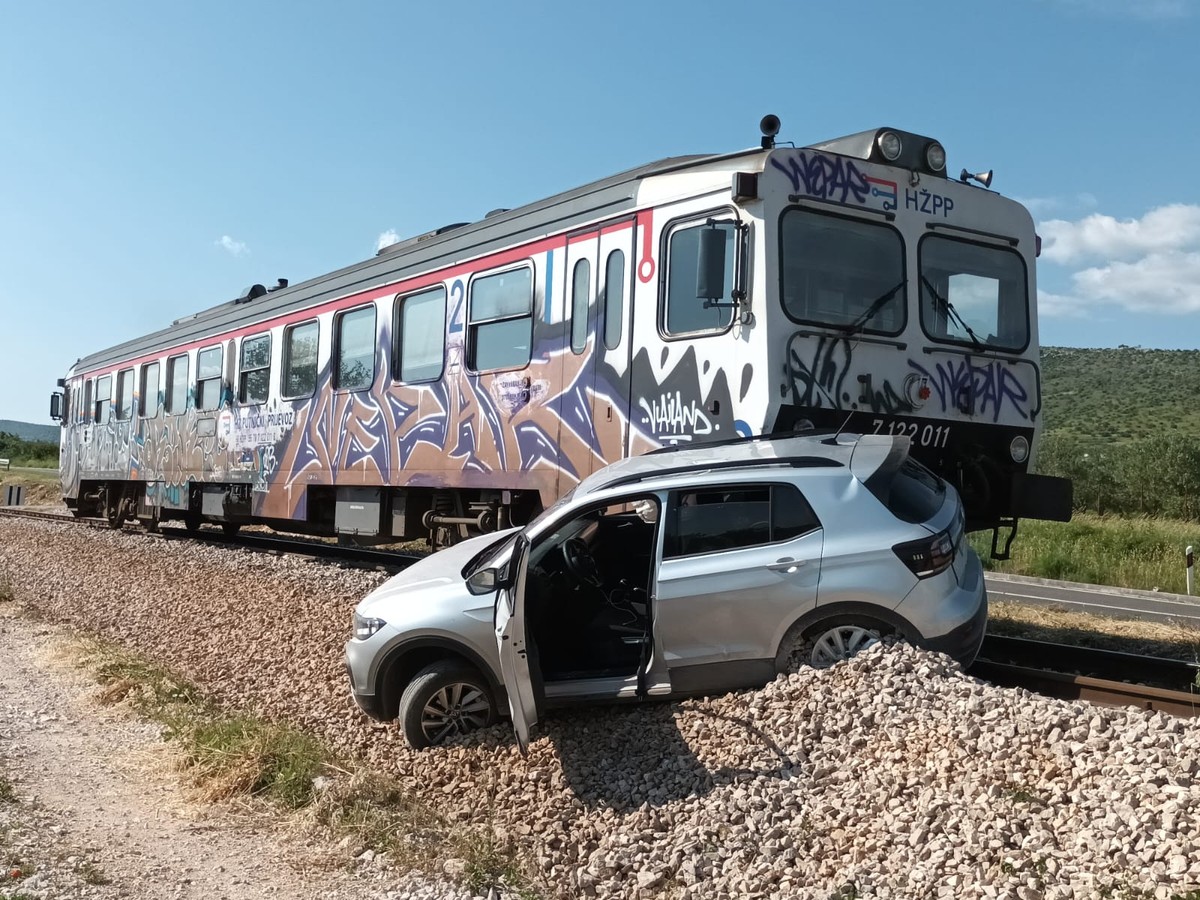 FOTO/VIDEO Vlak udario automobil na tračnicama