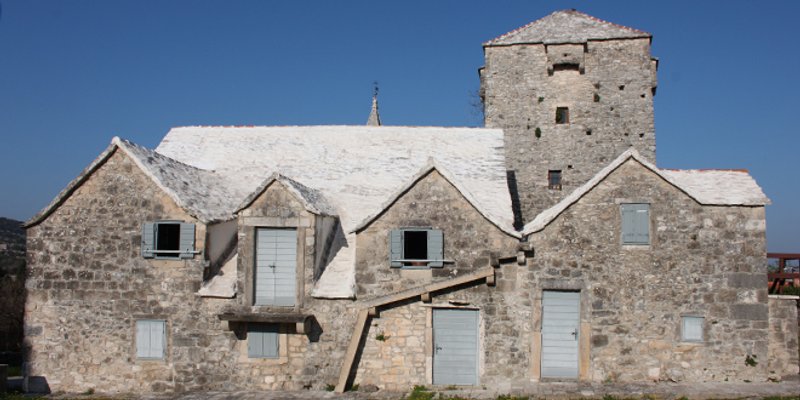 Tvrđave na Braču: Pučišća znaju zvati lukom kula