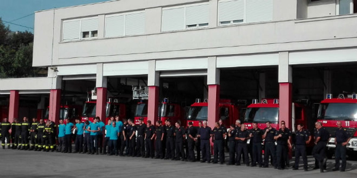 Gradonačelnik kod vatrogasaca: 'Najgore je bilo kad su ljudima gorjele kuće, nestajalo je vode, branili smo se kako smo znali'