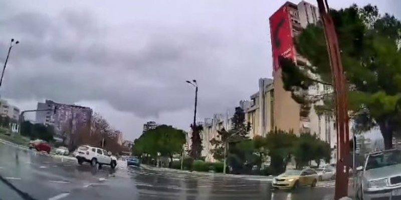 VIDEO Taksist zaobilazi vozila na semaforu i kroz suprotan smjer skreće lijevo