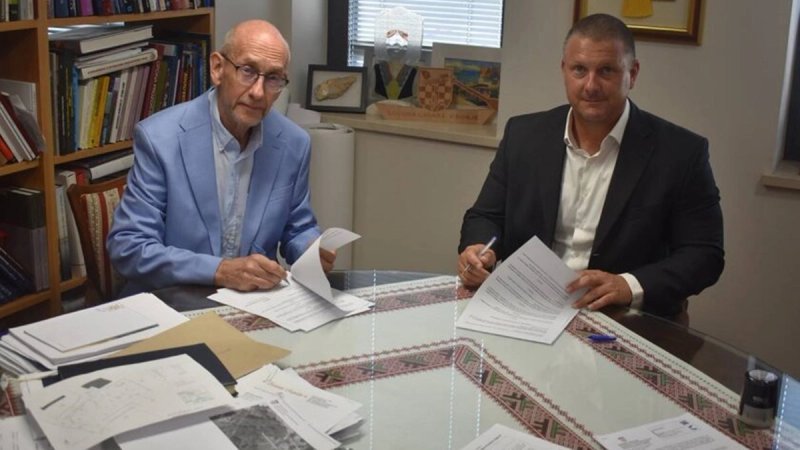 Načelnik Lasić i ravnatelj Lulić potpisali 30 tisuća eura vrijedan ugovor o nabavci novog sanitetskog vozila za općinu Konavle