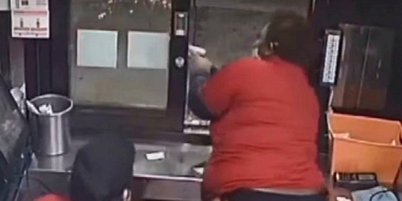 VIDEO Nije dobio krumpiriće u fast foodu, žalio se. Radnica pucala za njim