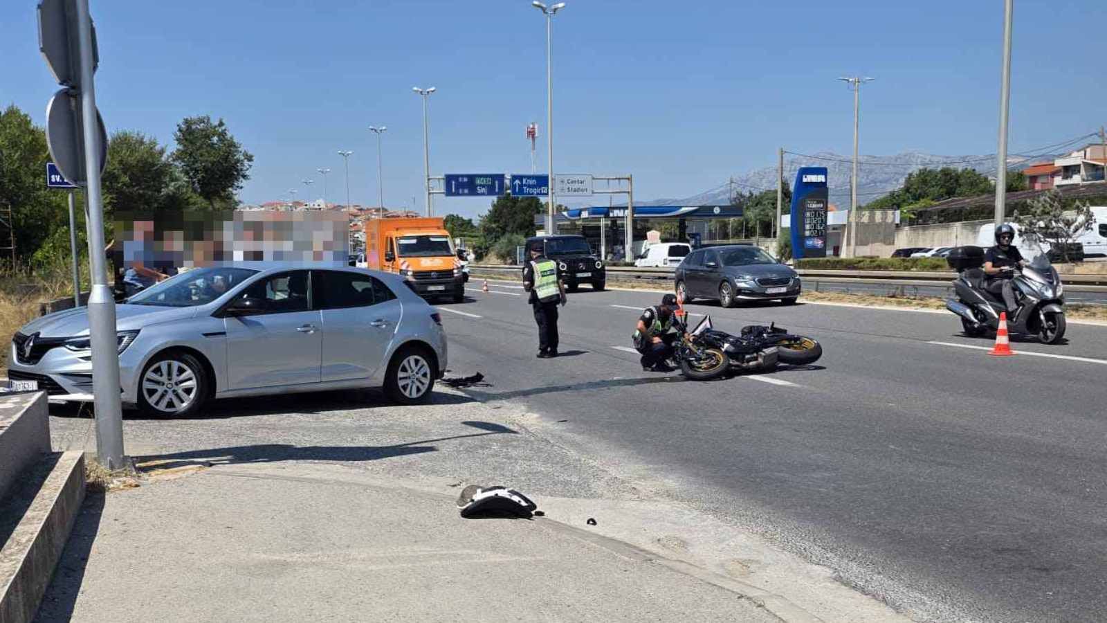 PROMETNA KOD LOVRINCA Ogormne gužve prema Stobreču, vozač motocikla prevezen u bolnicu