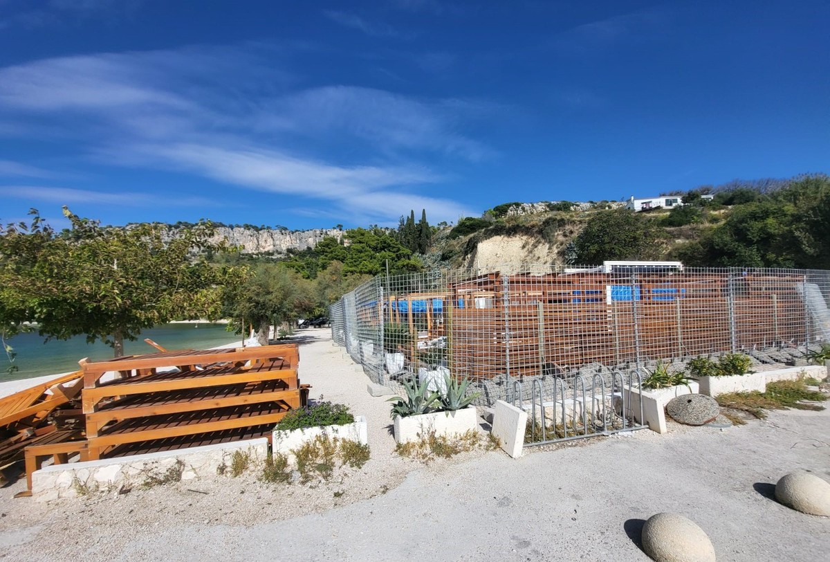 Na Kašjunima žicom ogradili plažu, Županija naložila uklanjanje