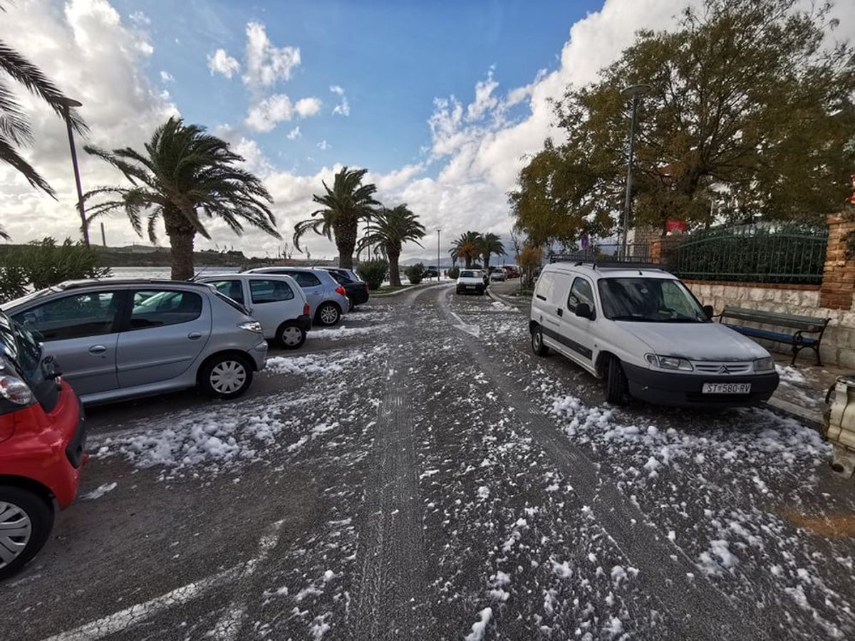 Pjena u moru u Vranjicu