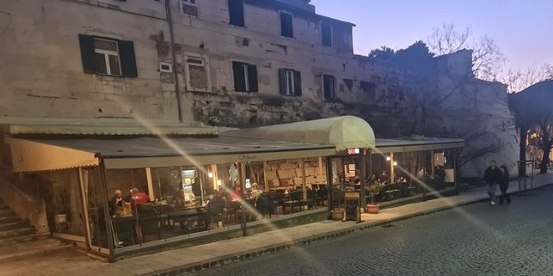 ZBOGOM, OSTAKLJENI ŠTEKATI Do ljeta splitski kafići i restorani u izvornom obliku