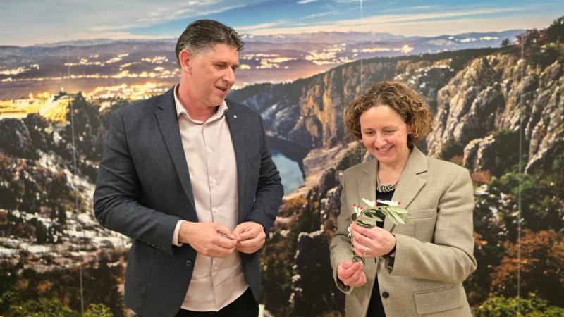 Imotski gradonačelnik ministrici kulture poklonio maslinovu grančicu ukrašenu tičicama