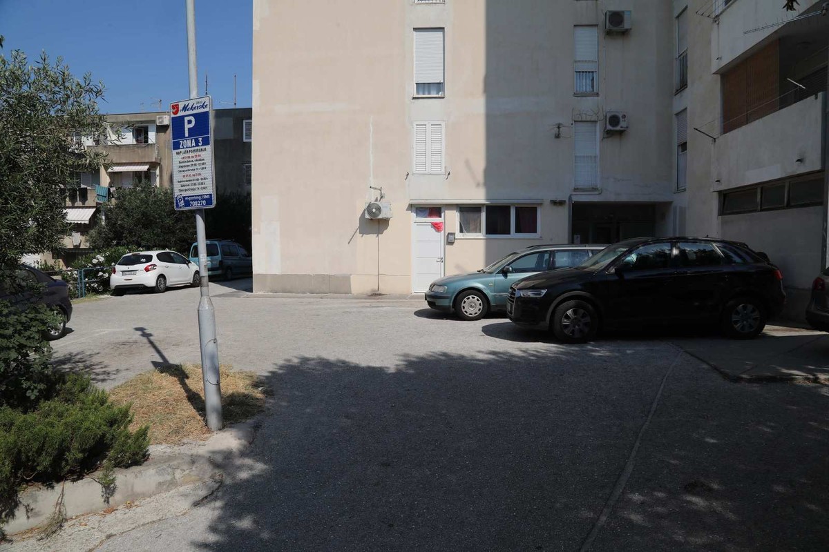 Ljetni režim parkiranja u Makarskoj: Stanari dobivaju povlaštene karte, otvaraju se nova parkirališta