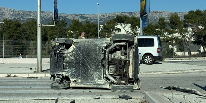 NESREĆA U SPLITU Prevrnuo se auto na Putu Supavla