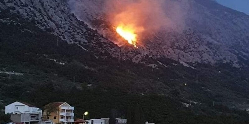 VIDEO: PLANULO BIOKOVO Požar iznad Živogošća, mještani se boje da vjetar vatru ne okrene prema kućama