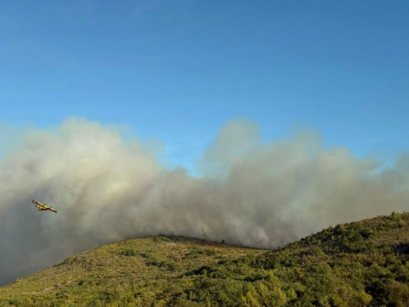 Vatrogasci se bore s više požara u Dalmaciji, oblak dima stigao do Splita