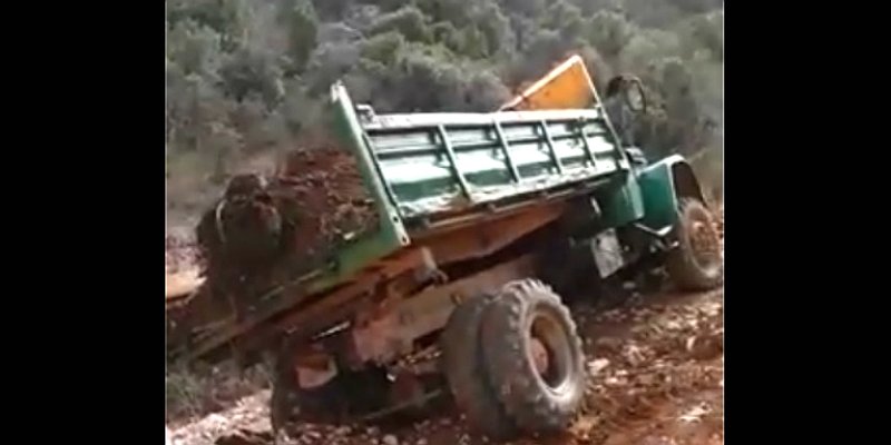 VIDEO S BRAČA: Pogledajte kako se kamion survao u provaliju