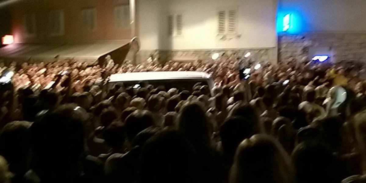 UŽIVO ISPRAĆAJ OLIVERA: Katamaran se otisnuo od obale uz pjesmu 'Vela Luka', brojni brodovi ga ispratili iz splitske luke