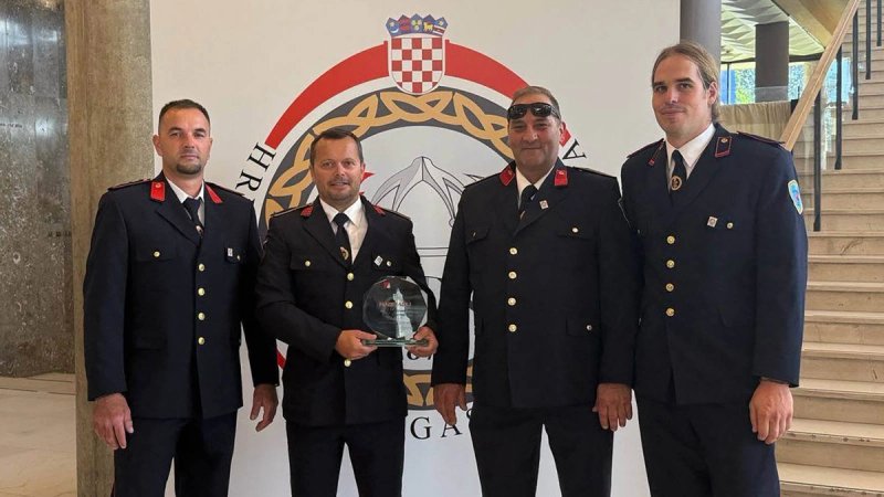 VIDEO Heroji iz Komiže dobili nacionalno priznanje: Po orkanskom nevremenu spasili 16 ljudi, pogledajte kako je izgledala akcija