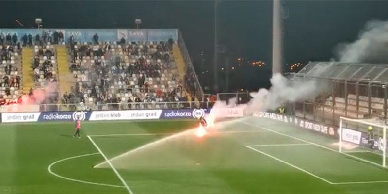 ZAGUŽVALO SE U RIJECI: Baklje bačene na tribinu i u teren, pogledajte video!