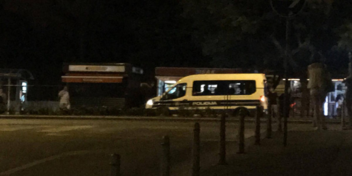 VIDEO: Upaljene baklje preko puta hotela u kojemu su igrači Brondbyja, brzo je stigla policija