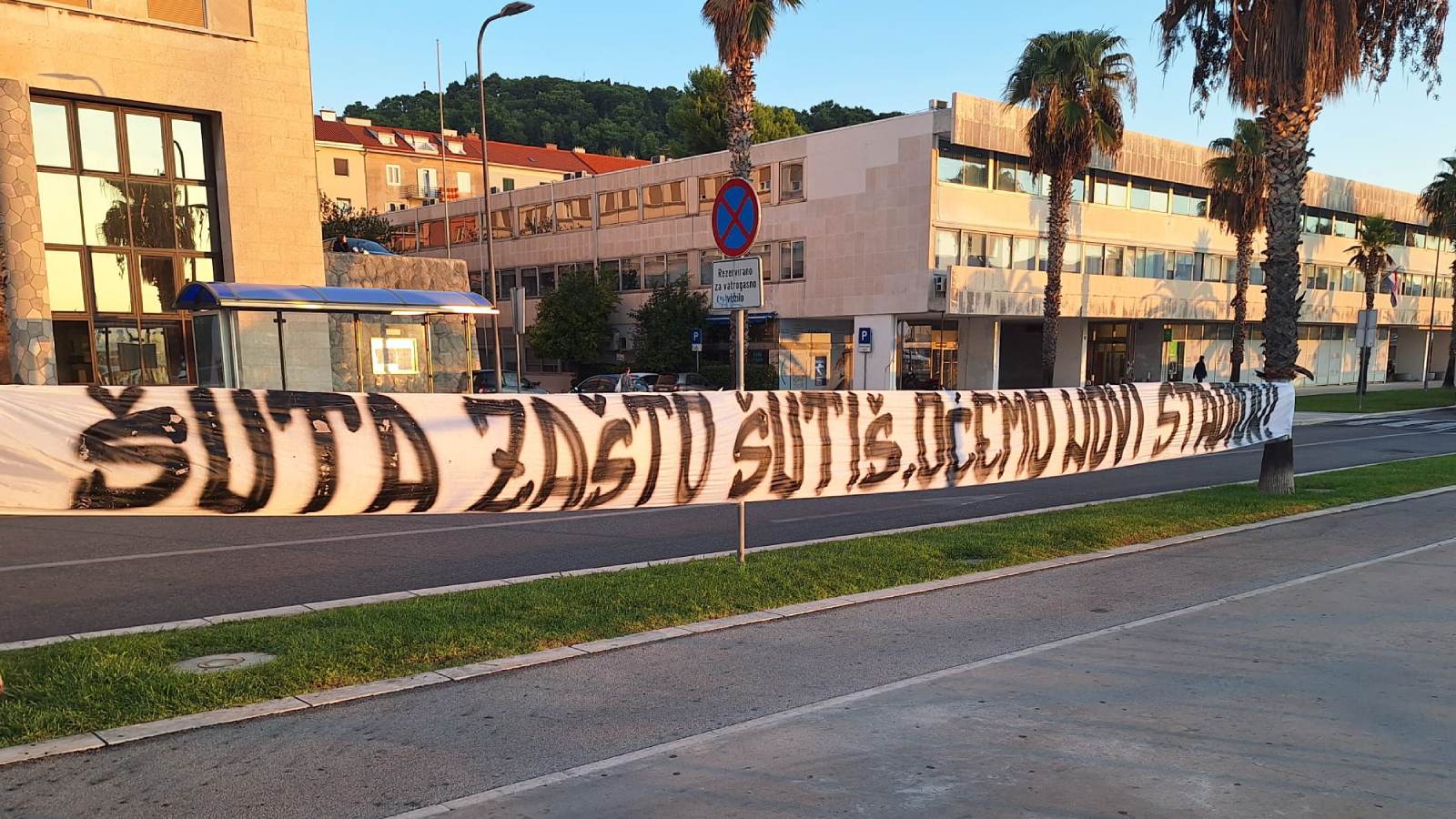 Dok se čeka odluka o Poljudu, pred Banovinom osvanula poruka Šuti