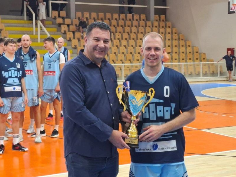 3. KUP GRADA KAŠTELA Pobjednički pehar podignuli su košarkaši Šibenika