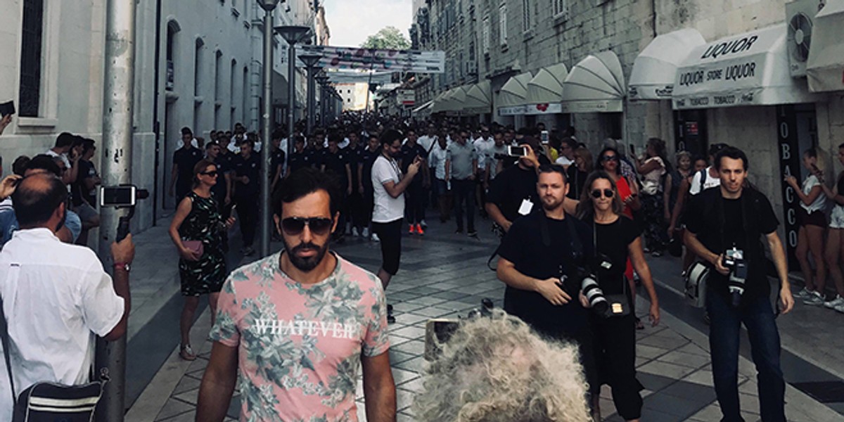 UŽIVO ISPRAĆAJ OLIVERA: Katamaran se otisnuo od obale uz pjesmu 'Vela Luka', brojni brodovi ga ispratili iz splitske luke