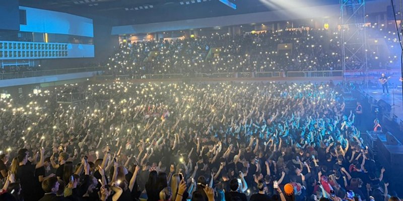 VIDEO Thompson zamolio publiku da upali bljeskalice, pa otpjevao stari hit