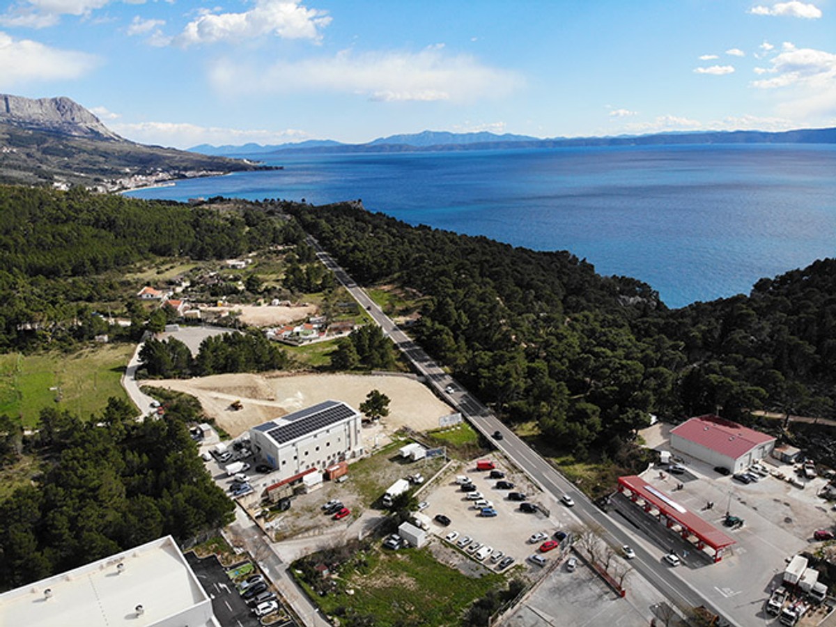 Solarne elektrane na krovovima: Nova era poslovanja na Makarskoj rivijeri!