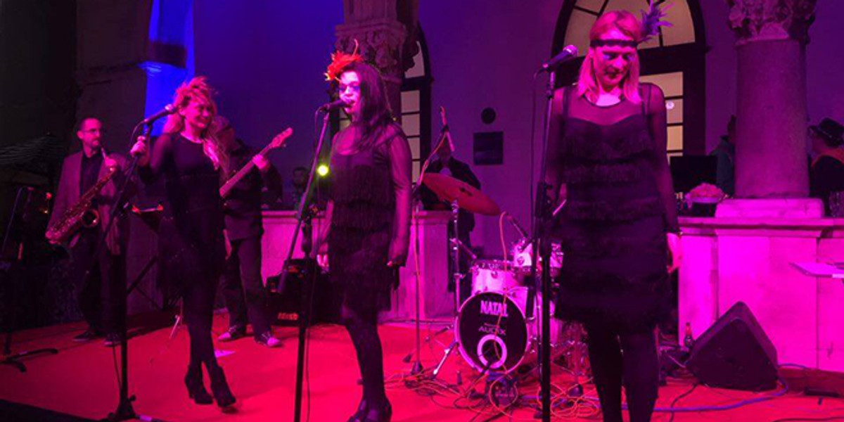 VIDEO Splićani kao Krnju zapalili - dva mobitela, Ivan Pernar i Ava Karabatić zapjevali Zečićev hit 'Ima li nade za nas'