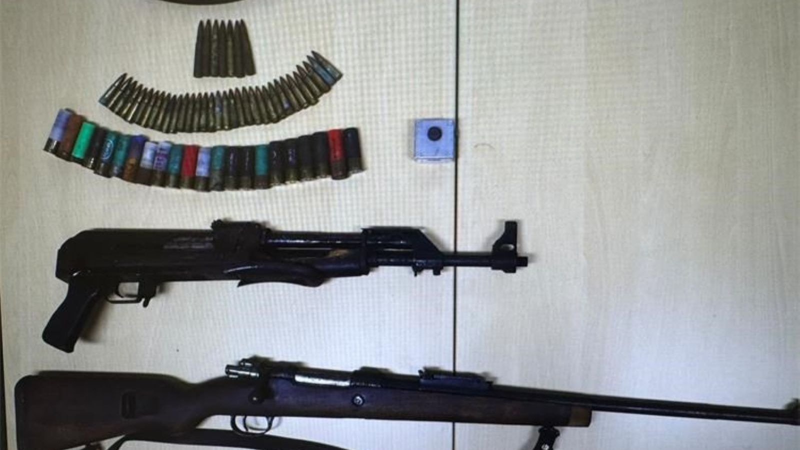 Policija pronašla ilegalno oružje u Kninu, uhićena četiri mlađa muškarca