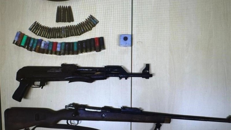 Policija pronašla ilegalno oružje u Kninu, uhićena četiri mlađa muškarca