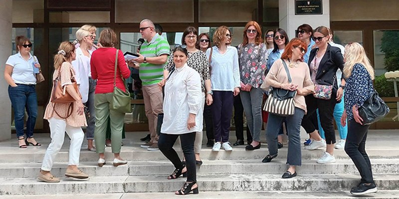 PROSVJED PRED PALAČOM PRAVDE 'Neka sucima povišice, ali dajte i nama'