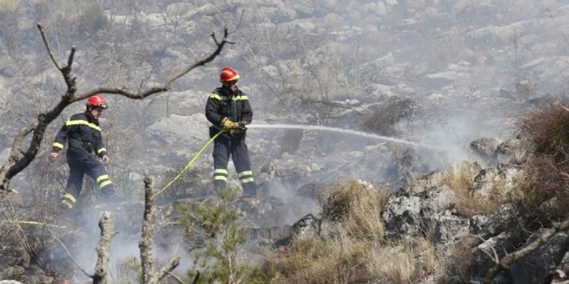 POŽAR U TROLOKVAMA Vatrogascima u pomoć stiže kanader