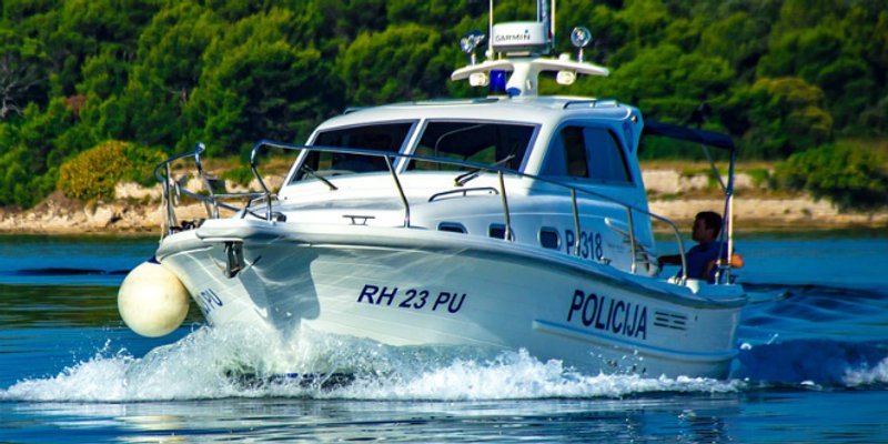 NESREĆA NA MORU Između Omiša i Brača prevrnuo se gliser