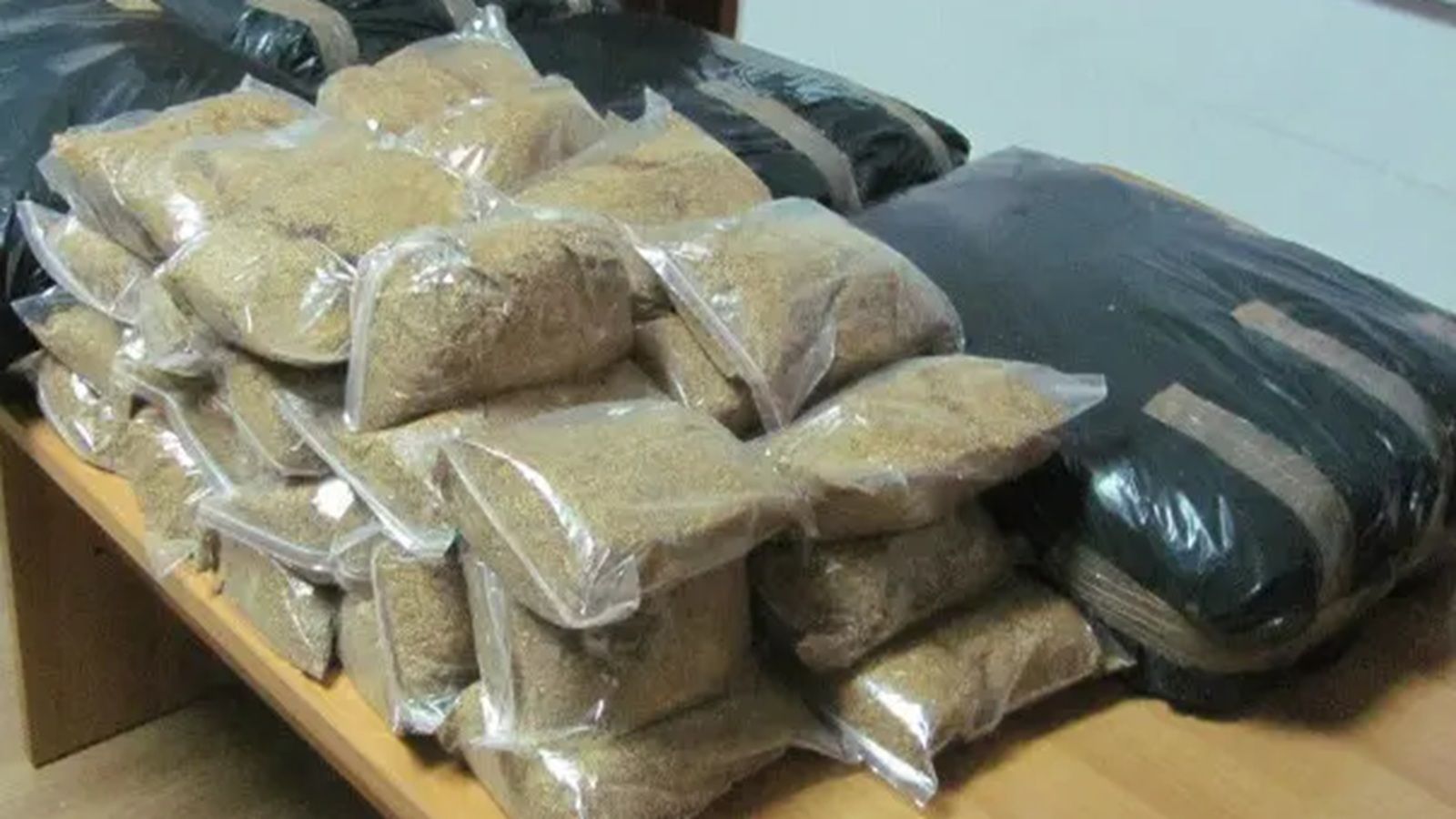 Preko granice pokušao prenijeti 12 vreća sa 75 kilograma duhana