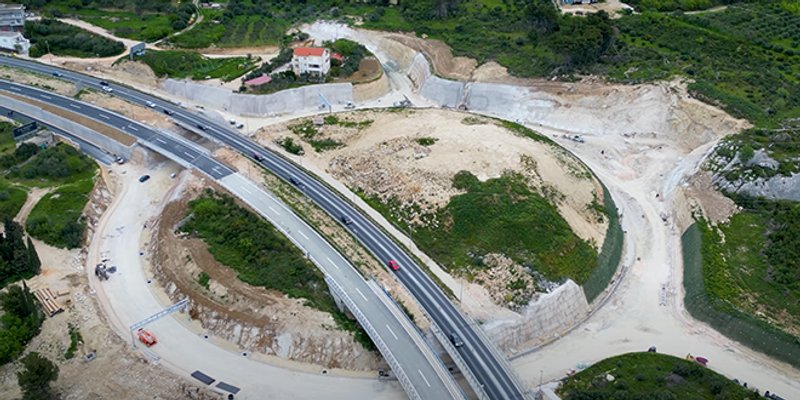 VIDEO Ovako napreduju radovi na čvoru Mravince, uklonjena je prometna signalizacija s brze ceste Solin - Klis