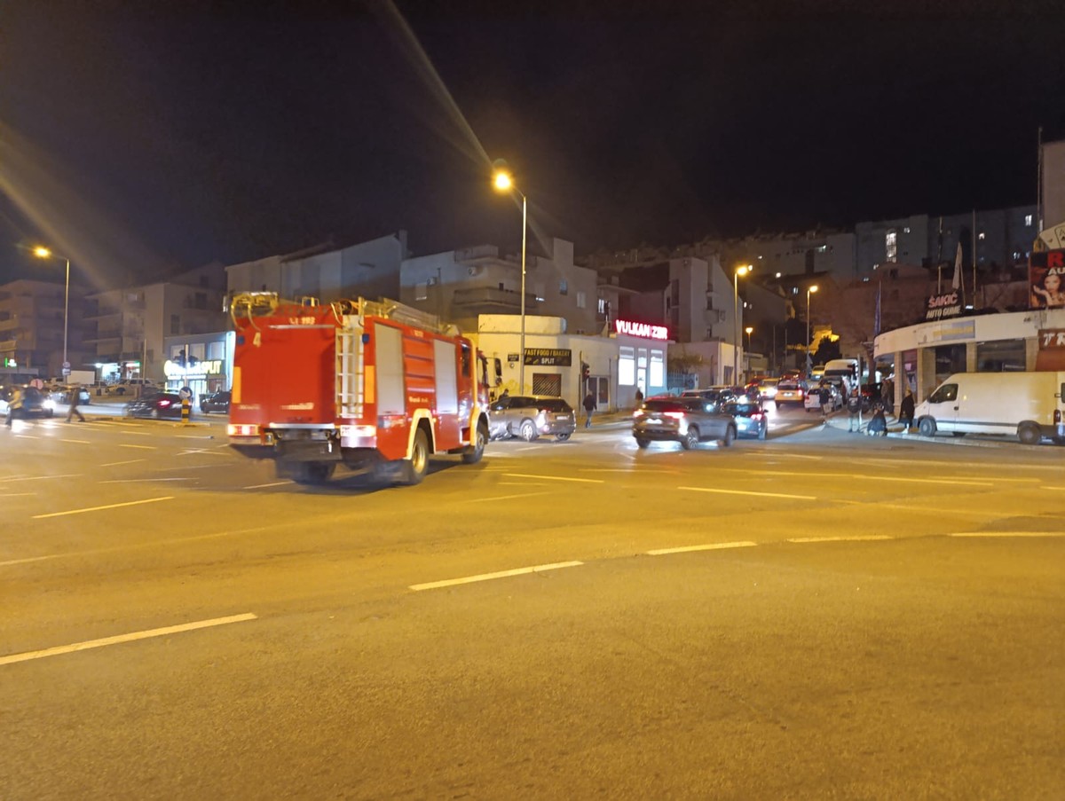 PROMETNA U VELEBITSKOJ Sudarila se dva automobila