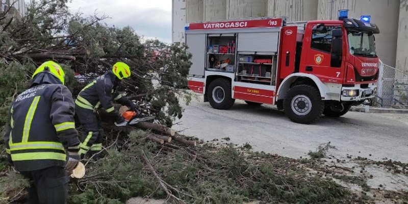 BURA ZADALA POSLA VATROGASCIMA Uklanjala su se polomljena stabla i stakla, pilali stupovi električne rasvjete