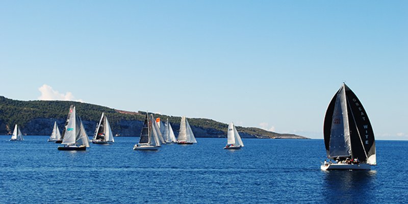 Održala se 29. Komiška regata, pobjednik je Ivo Matić i jedrilica Kana 31