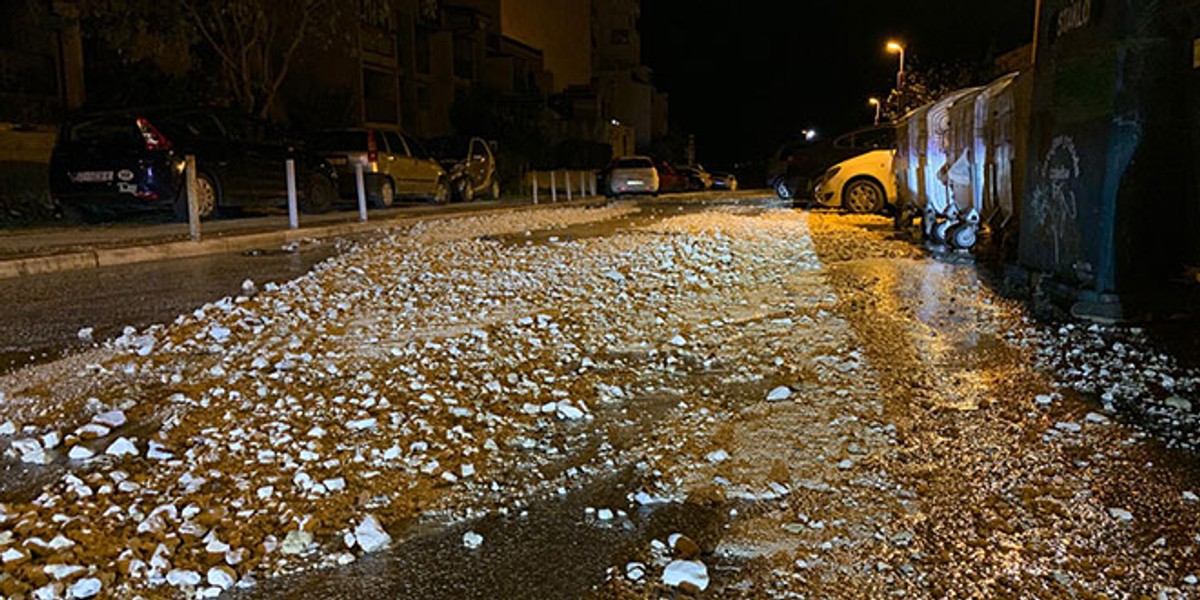 PUKLA CIJEV Voda nanijela kamenje na cestu kod ambulate na Mertojaku, radi se na sanaciji 
