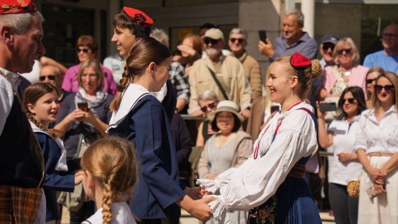 USKRS U MAKARSKOJ Program za djecu i tradicionalni doručak na otvorenom