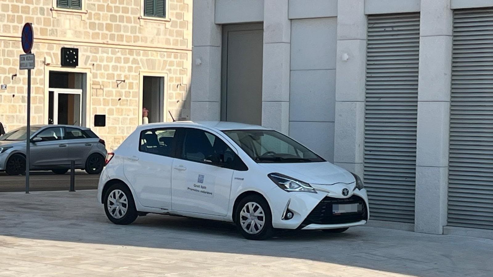Na Zapadnoj obali: Prometni redar parkirao automobil na površini popločanoj kamenom