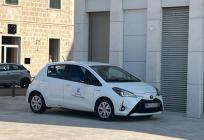 Na Zapadnoj obali: Prometni redar parkirao automobil na površini popločanoj kamenom