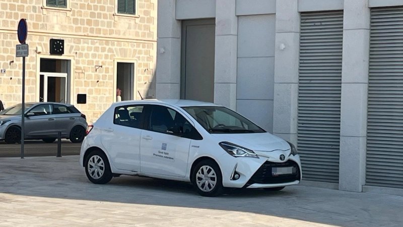 Na Zapadnoj obali: Prometni redar parkirao automobil na površini popločanoj kamenom