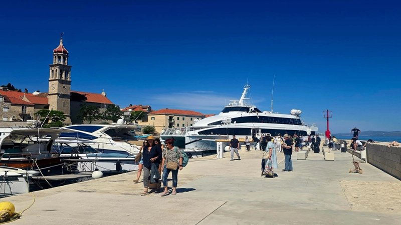 Zaplovio je katamaran na liniji Split - Sutivan