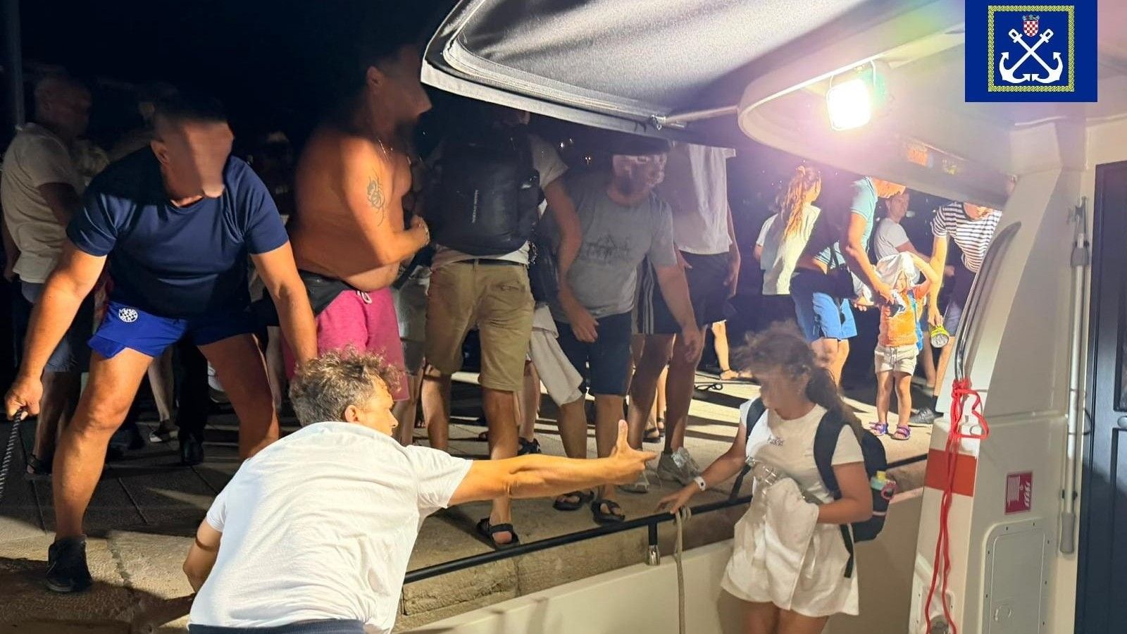 FOTO/VIDEO Ljudi se s djecom u panici penjali na brodove, iz pogibeljne situacije pred vatrenom stihijom spašeno njih 194