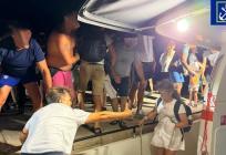 FOTO/VIDEO Ljudi se s djecom u panici penjali na brodove, iz pogibeljne situacije pred vatrenom stihijom spašeno njih 194