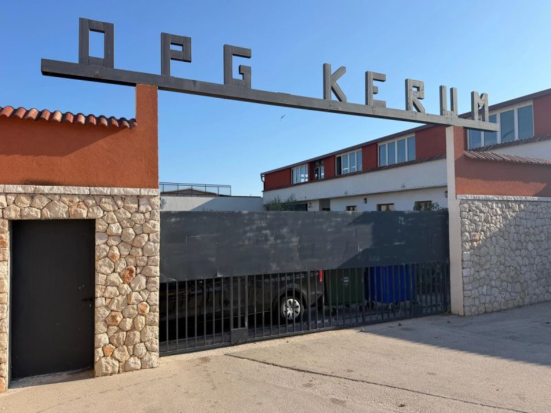 FOTO/VIDEO Kerum stigao na imanje u Kaštelima, u tijeku pretres